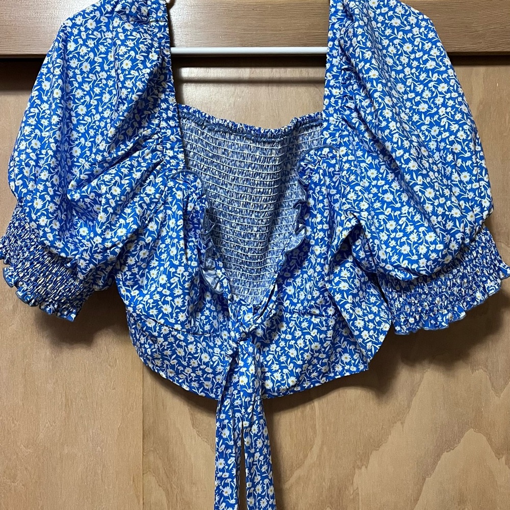 Size 1x cropped tie front peasant top